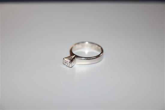 A modern 750 white metal and princess cut solitaire diamond ring, (stone chipped), size L/M, gross 6.7 grams.